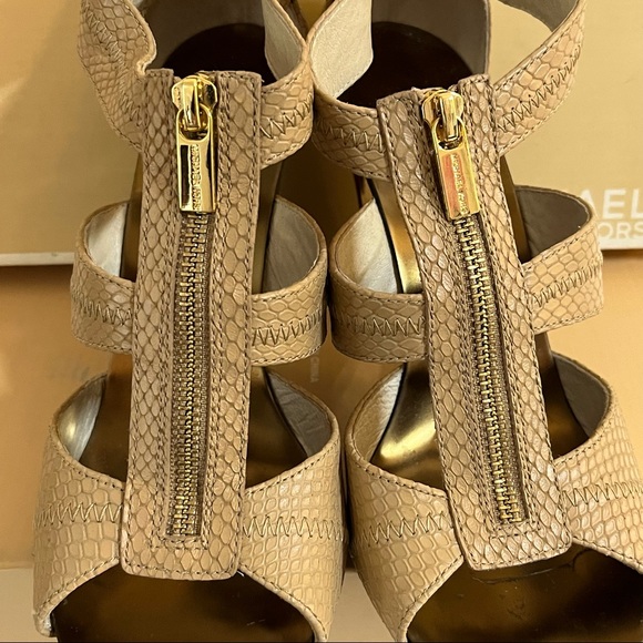 Michael Kors MK tan and brown, leather, strappy sandal heels with gold zipper - Picture 4 of 9